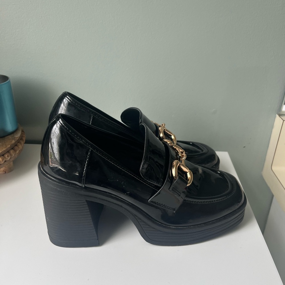 Elegant Black Loafers with Gold Accent